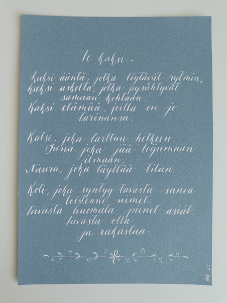 Pitkä runo hääparille vaalean siniharmaalla pohjalla ja valkoisella tekstillä.